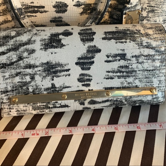 The CARLYLE LG satchel with matching wallet - Picture 7 of 12